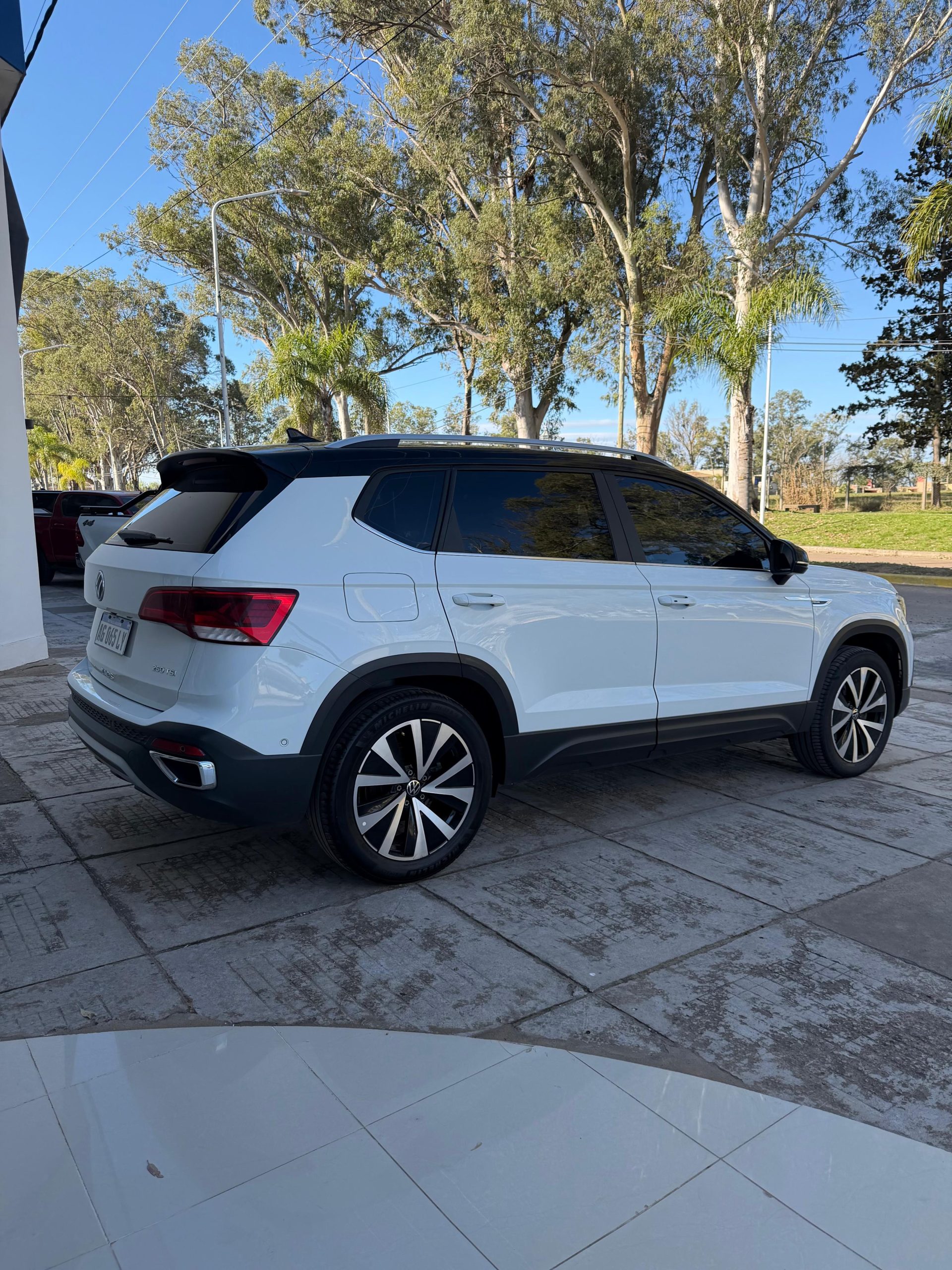 VOLKSWAGEN TAOS HIGHLINE BI TONO - Imagen 6